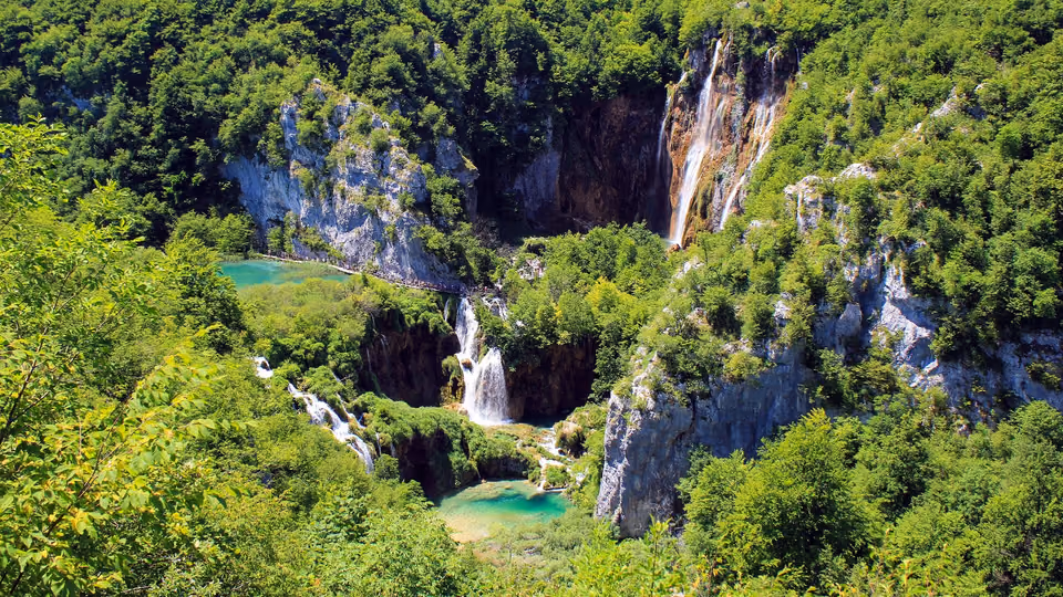 Wasserfälle und türkisfarbene Seen zwischen bewaldeten Felswänden im Nationalpark Plitvicer Seen